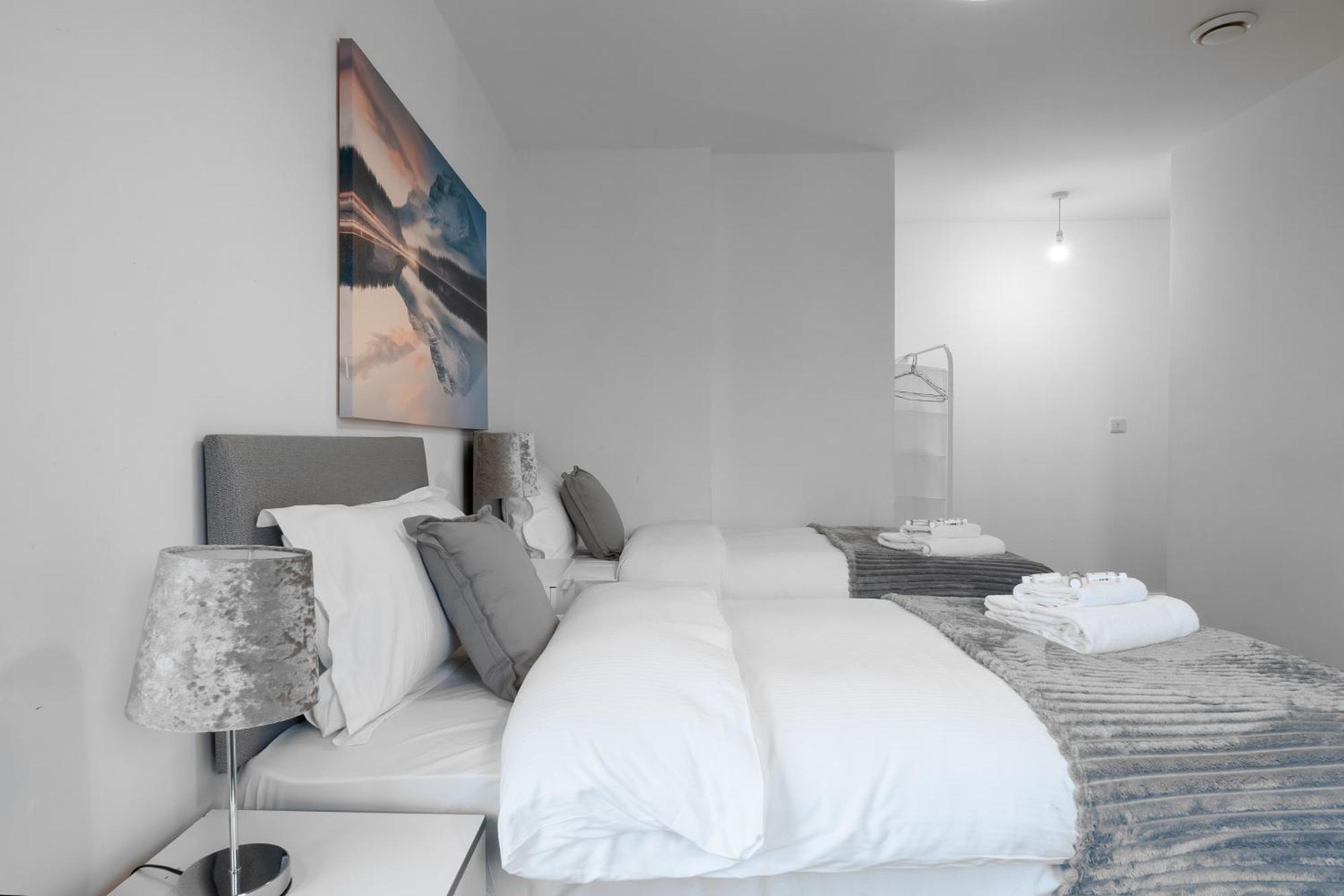 Livestay-New Private Apartment Building Minutes From Heathrow Slough Exteriér fotografie
